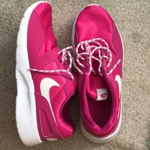 💗💗Pink Nike roshes